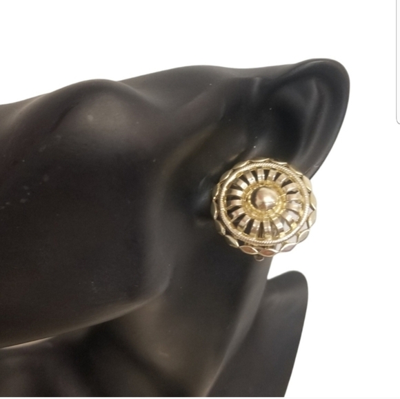 CORO VINTAGE 1950S GOLDTONE ORNATE BUTTON STYLE CLIP ON EARRINGS - Picture 2 of 7